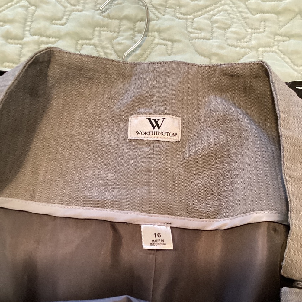 Straight skirt, Worthington brand, grey with black trim, size 14/16. - Picture 4 of 4